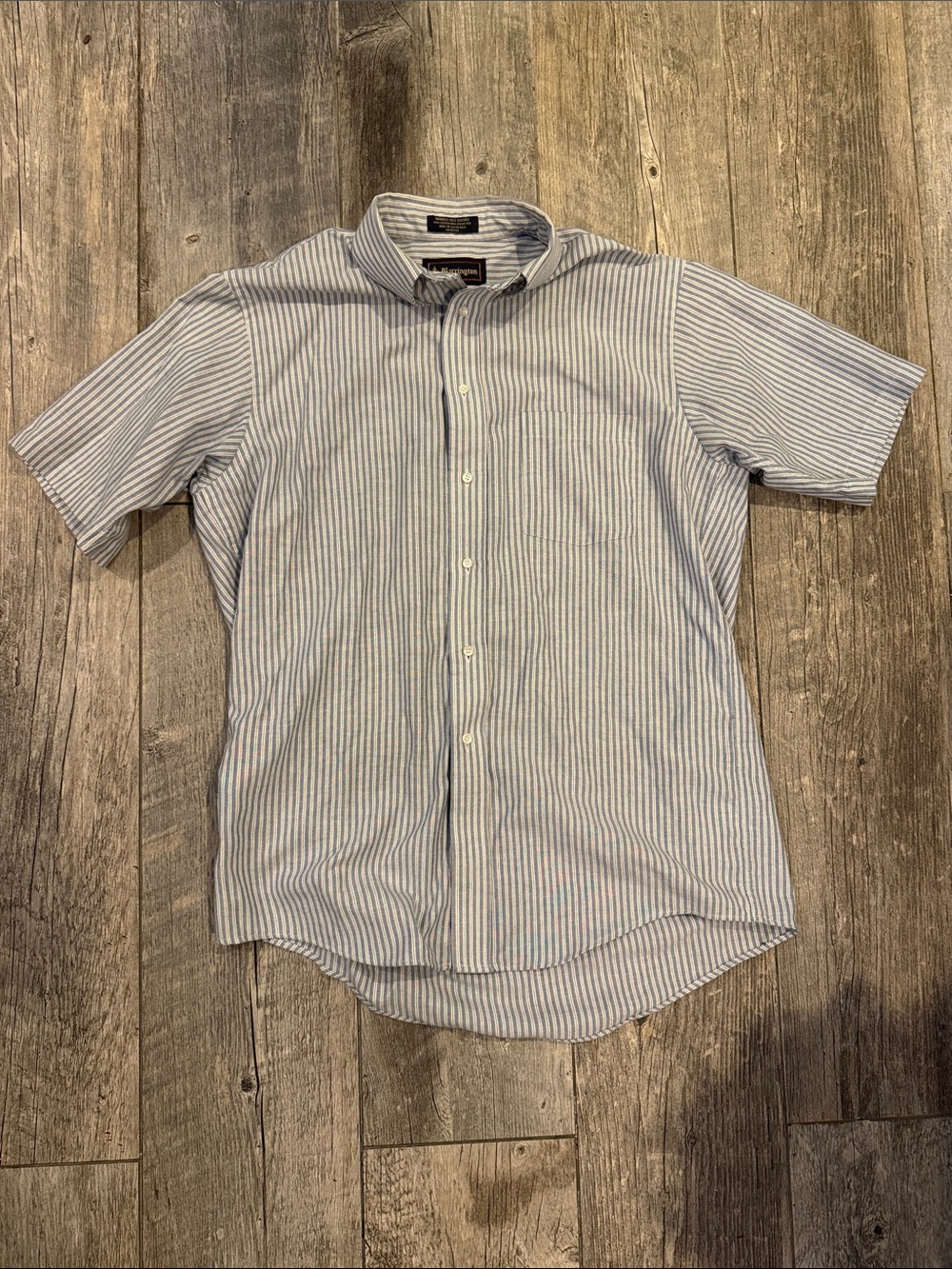 Classic Slim Fit Short-Sleeve Button-Down Shirt in Light Blue Stripe